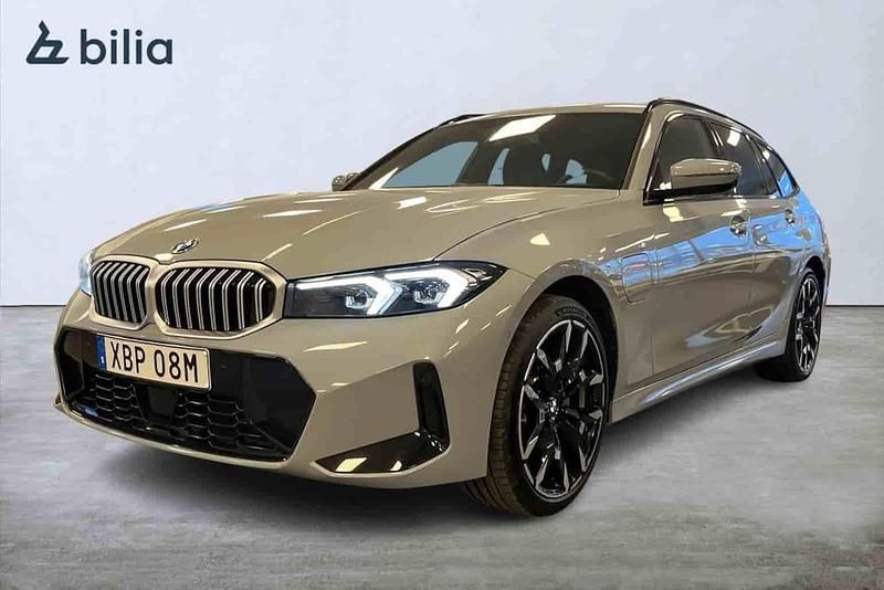 Begagnad BMW 330e Shadowline 293 HK (215 kW) 2025 Grå Kombi