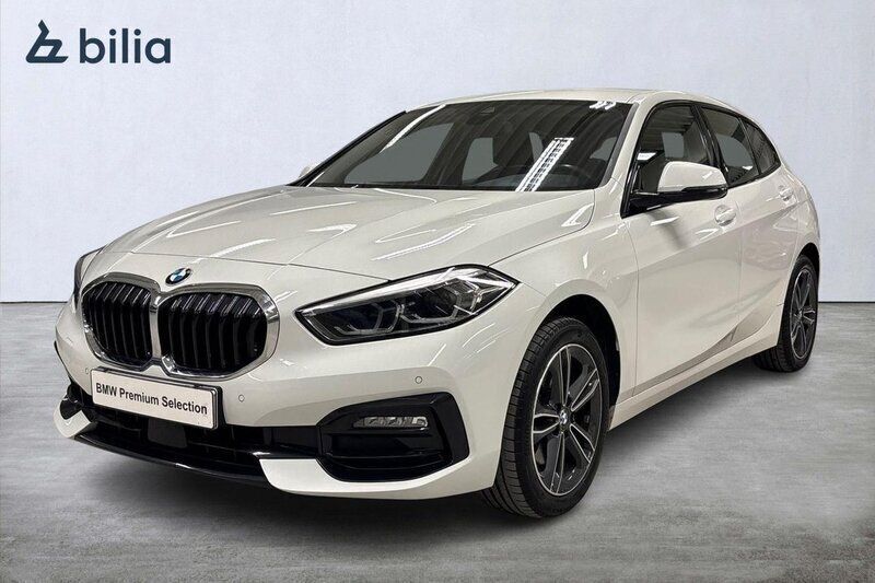 Vit Begagnad 2022 BMW 118 Sport Line Halvkombi | 214 900 kr (Bra pris) - Bild 1/4