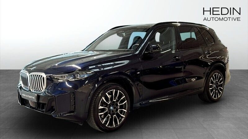 Svart (blue) Begagnad 2025 BMW X5 M Sport SUV | 1 028 700 kr (Bra pris) - Bild 1/4