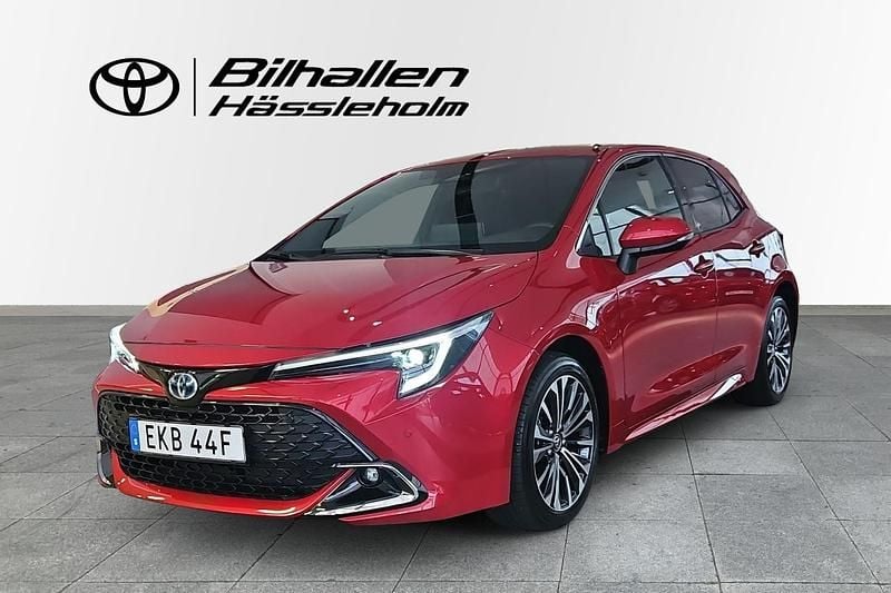 Begagnad Toyota Corolla Hybrid Style 141 HK (103 kW) 2023 Röd Halvkombi