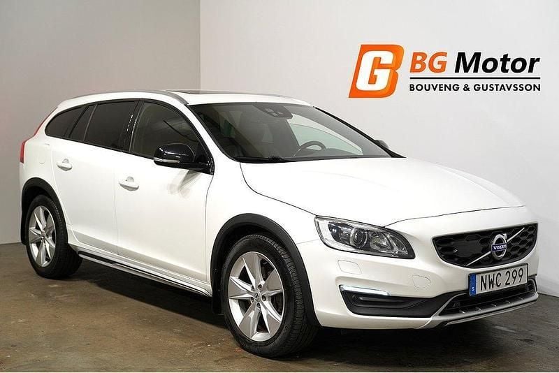 Vit Begagnad 2015 Volvo V60 CC Summum Kombi | 167 900 kr (Dyr) - Bild 1/4