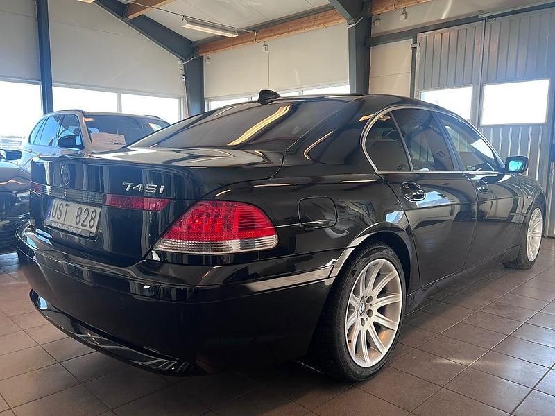 Begagnad BMW 745 333 HK (244 kW) 2004 Svart Sedan