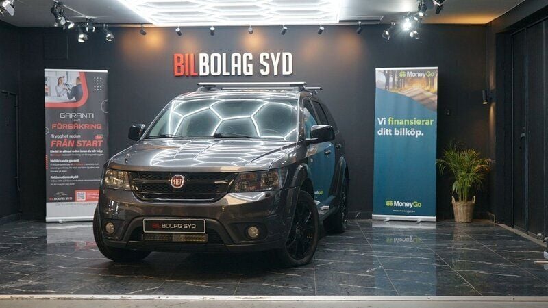 Grå Begagnad 2014 Fiat Freemont SUV | 129 900 kr (Lite dyr) - Bild 1/4