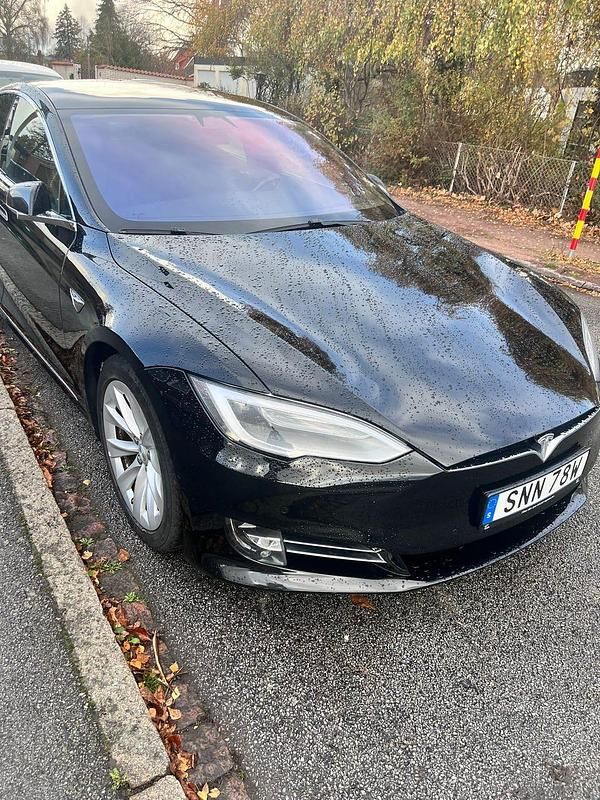 Svart Begagnad 2018 Tesla Model S Halvkombi | 240 000 kr (Marknadspris) - Bild 1/4