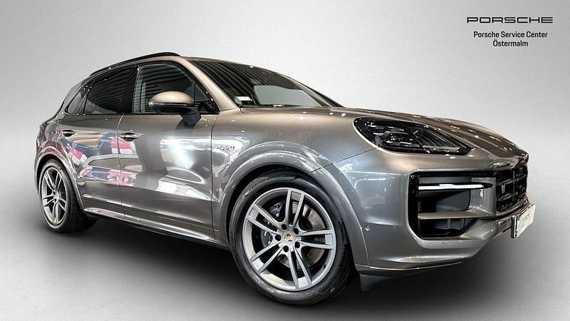 Grå Begagnad 2025 Porsche Cayenne SUV | 1 295 000 kr (Marknadspris) - Bild 1/4