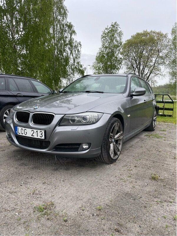 Grå Begagnad 2011 BMW 320 Kombi | 60 000 kr (Bra pris) - Bild 1/2