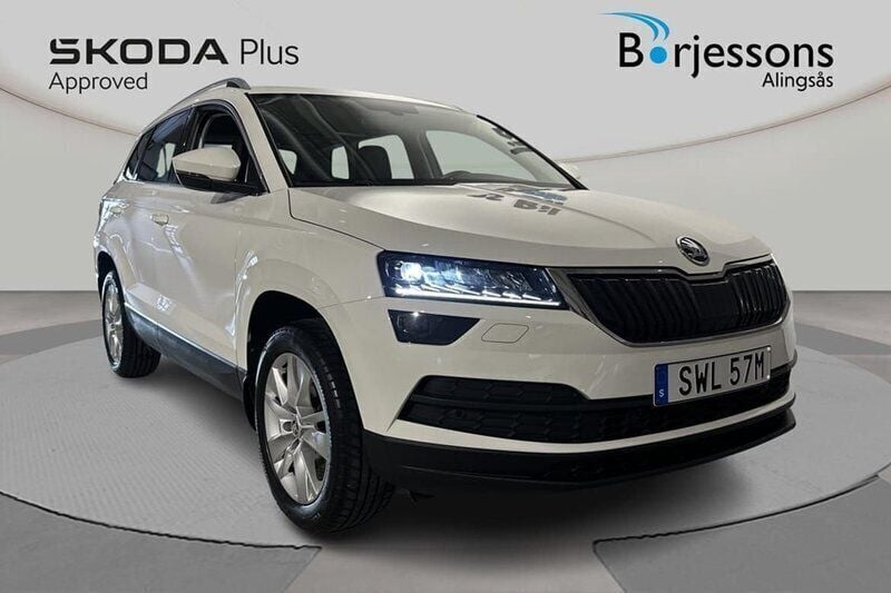 Vit Begagnad 2022 Skoda Karoq Style SUV | 239 900 kr (Marknadspris) - Bild 1/4