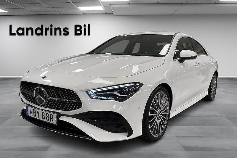 Vit Begagnad 2024 Mercedes CLA200 AMG line | 369 000 kr (Superpris) - Bild 1/4