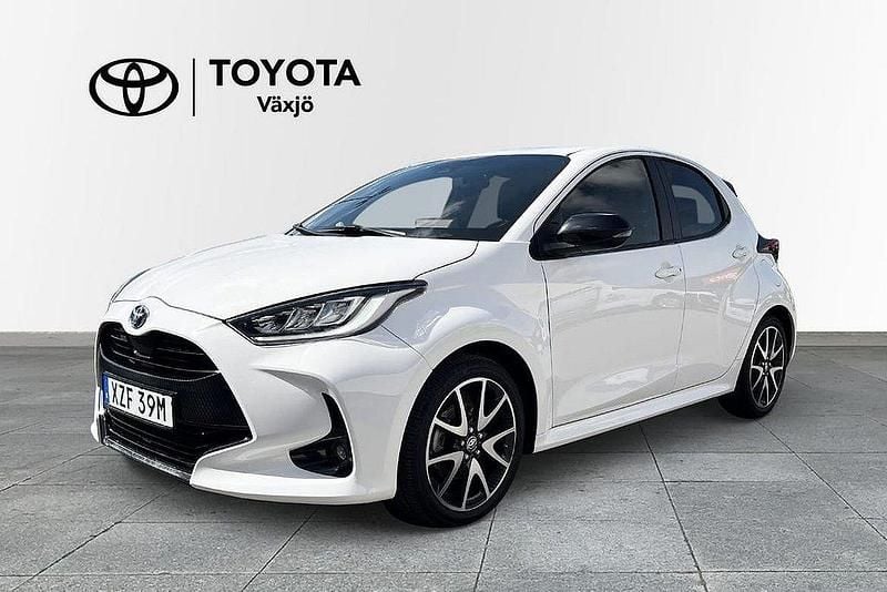 Vit Begagnad 2021 Toyota Yaris Hybrid Style Halvkombi | 219 000 kr (Marknadspris) - Bild 1/4