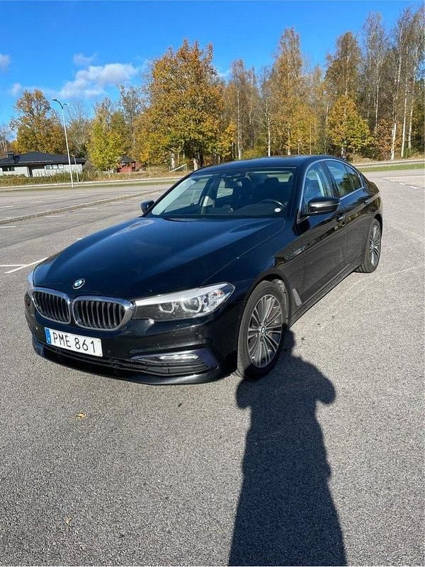 Svart Begagnad 2018 BMW 520 Sport Line Sedan | 249 900 kr (Marknadspris) - Bild 1/4