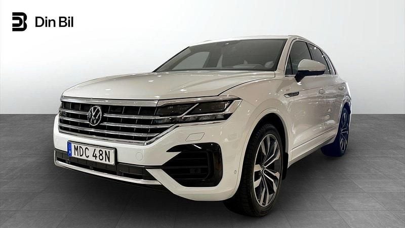 Vit Begagnad 2023 VW Touareg R-line SUV | 669 900 kr (Marknadspris) - Bild 1/4