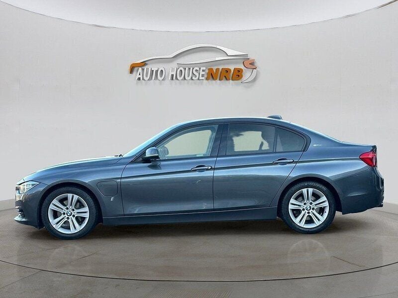 Grå Begagnad 2018 BMW 330e Sport Line Sedan | 194 900 kr (Superpris) - Bild 1/4