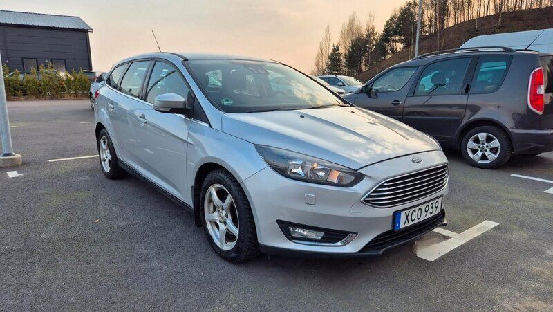 Grå Begagnad 2016 Ford Focus Titanium Kombi | 89 900 kr (Marknadspris) - Bild 1/4
