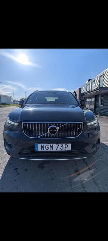 Svart Begagnad 2021 Volvo XC40 Momentum SUV | 300 000 kr (Bra pris) - Bild 1/4
