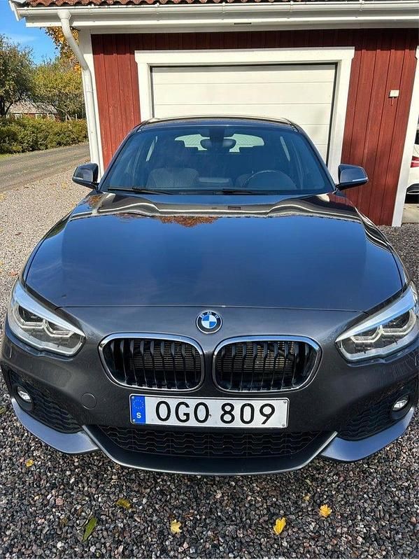 Grå Begagnad 2017 BMW 118 M Sport Halvkombi | 165 000 kr (Marknadspris) - Bild 1/4