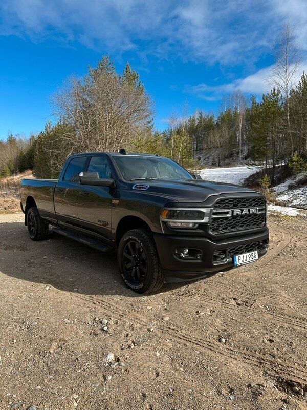 Mörkgrå (mörk grå) Begagnad 2020 Dodge Ram Pickup | 975 000 kr - Bild 1/4