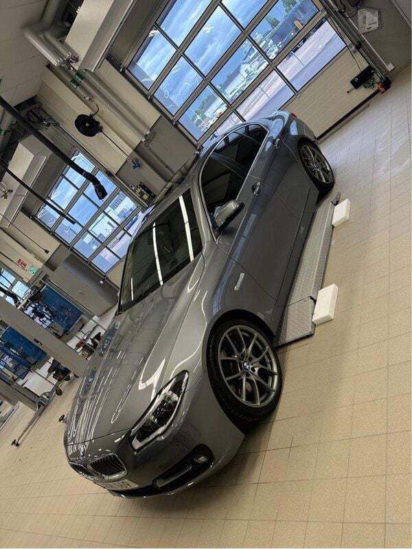 Grå Begagnad 2015 BMW 530 Sedan | 215 000 kr (Marknadspris) - Bild 1/4