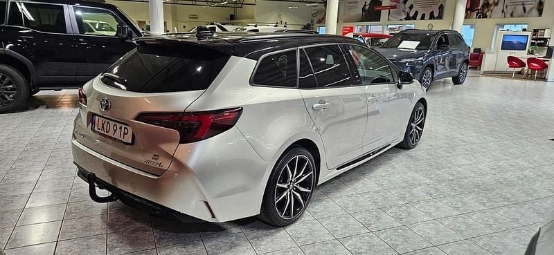 Silver Begagnad 2023 Toyota Corolla Sport Kombi | 339 000 kr (Marknadspris) - Bild 1/4