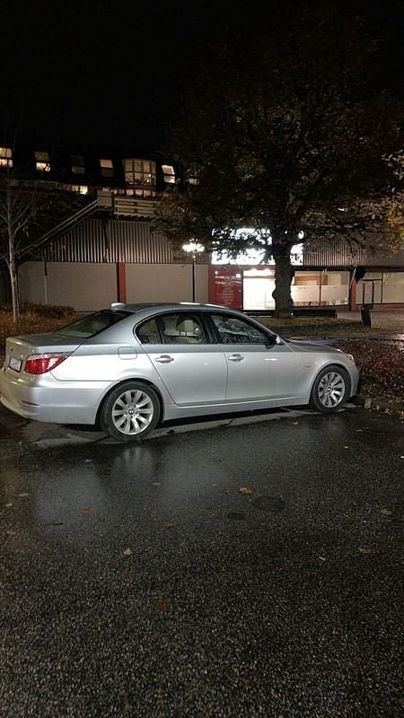 Begagnad BMW 520 163 HK (119 kW) 2008 Silver grå Sedan