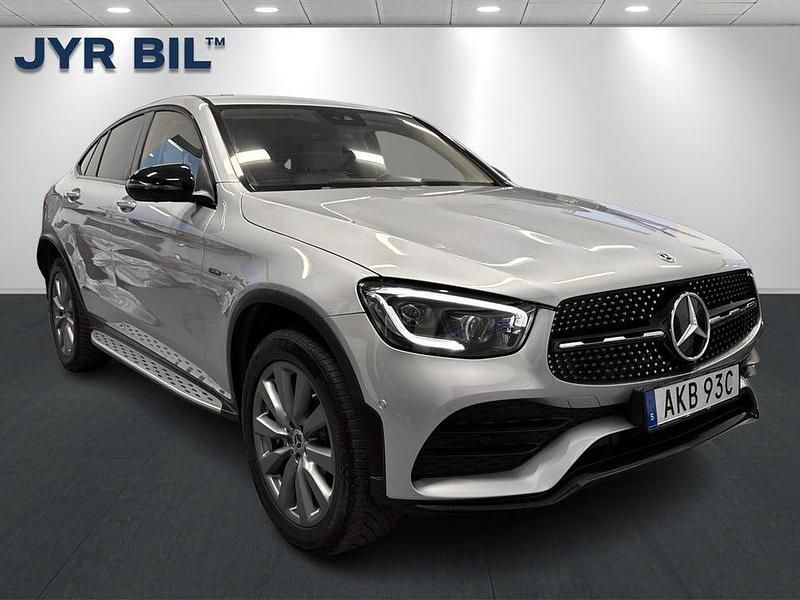 Silver Begagnad 2021 Mercedes GLC300 AMG line Sportkupé | 454 900 kr (Bra pris) - Bild 1/4