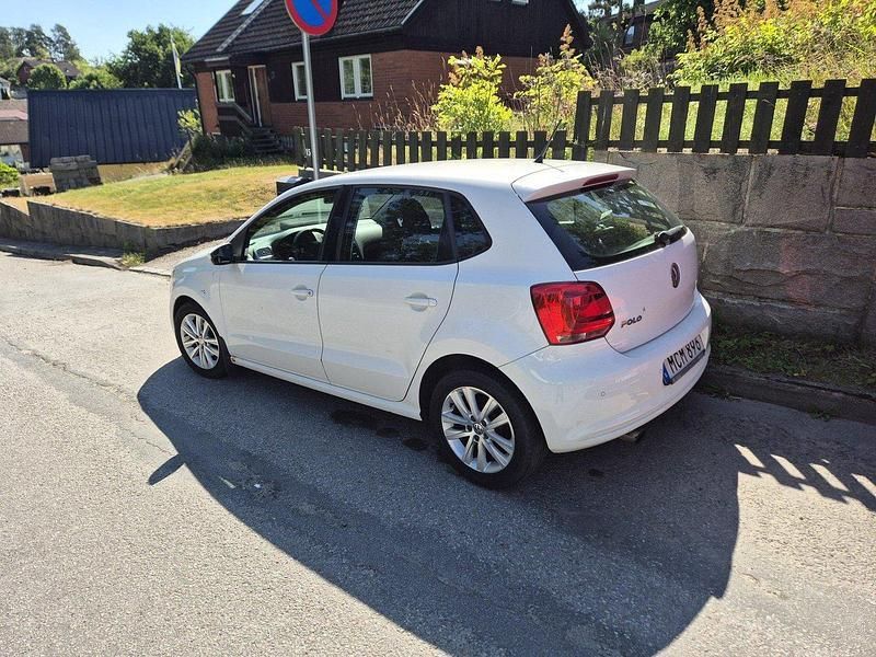 Vit Begagnad 2012 VW Polo Halvkombi | 43 000 kr (Marknadspris) - Bild 1/4