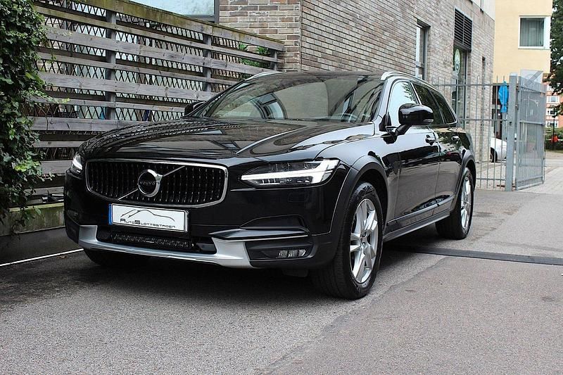 Svart Begagnad 2018 Volvo V90 CC Momentum Kombi | 245 000 kr (Marknadspris) - Bild 1/4