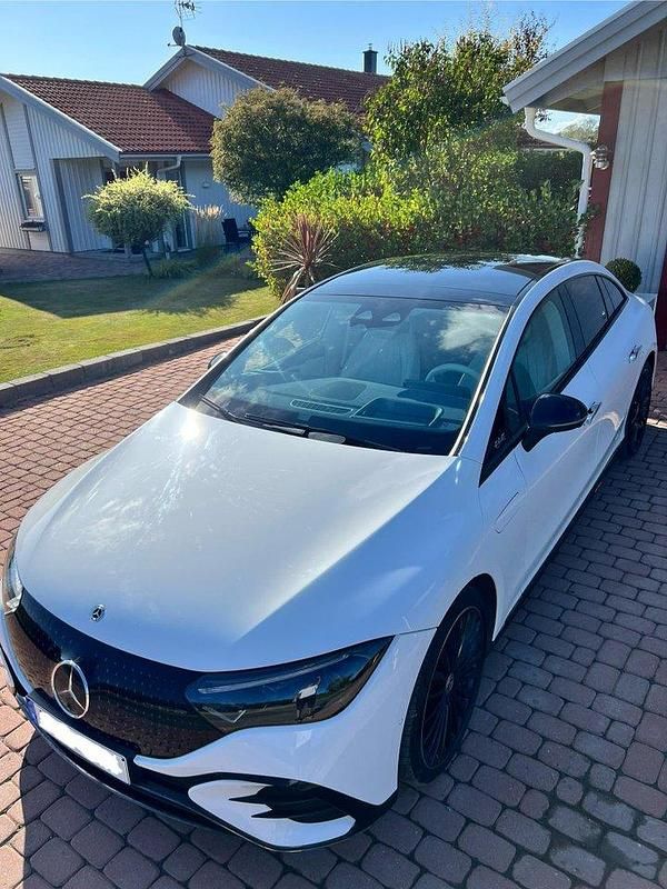 Vit Begagnad 2023 Mercedes EQE300 AMG line Sedan | 519 000 kr - Bild 1/4
