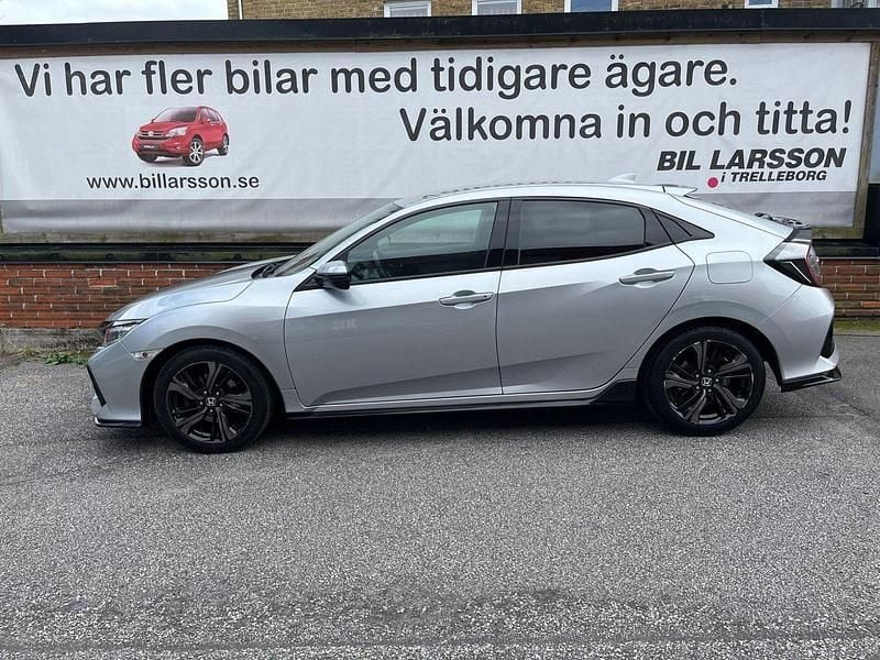 Silver Begagnad 2017 Honda Civic Halvkombi | 189 000 kr (Marknadspris) - Bild 1/4