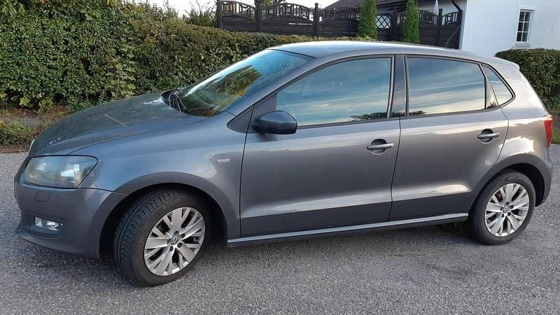 Grå Begagnad 2013 VW Polo Trendline Halvkombi | 85 000 kr (Marknadspris) - Bild 1/4