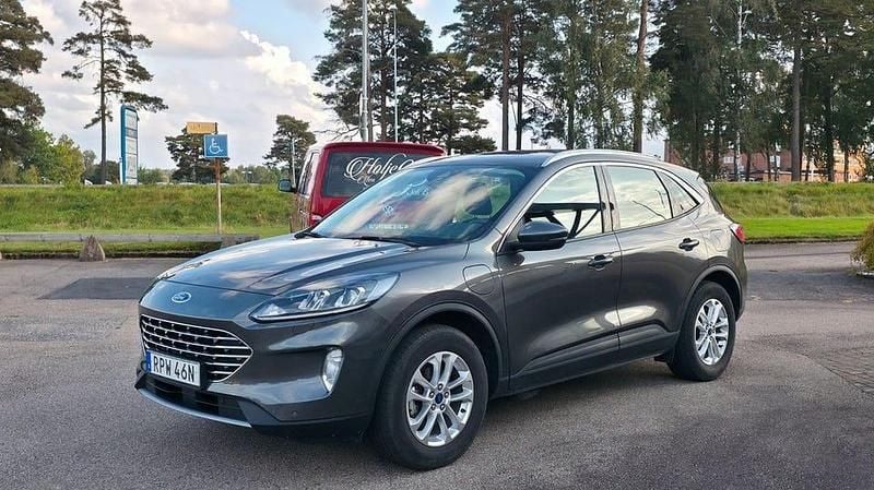 Grå Begagnad 2021 Ford Kuga SUV | 239 900 kr (Marknadspris) - Bild 1/4