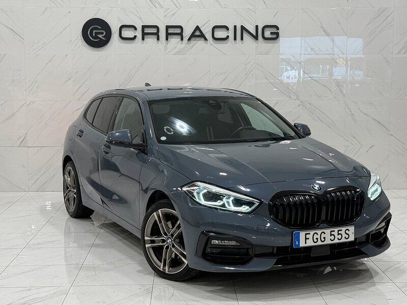 Mörkgrå Begagnad 2019 BMW 118 Sport Line Halvkombi | 224 900 kr (Marknadspris) - Bild 1/4