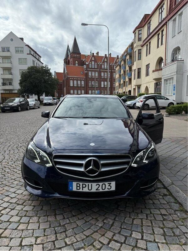 Blå Begagnad 2014 Mercedes E220 Avantgarde Sedan | 160 000 kr (Marknadspris) - Bild 1/4
