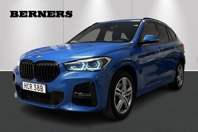 Blå Begagnad 2021 BMW X1 M Sport SUV | 299 900 kr (Marknadspris) - Bild 1/4