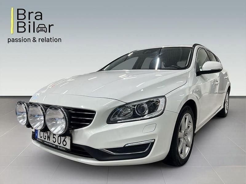 Vit Begagnad 2018 Volvo V60 Standard Kombi | 244 900 kr (Bra pris) - Bild 1/4