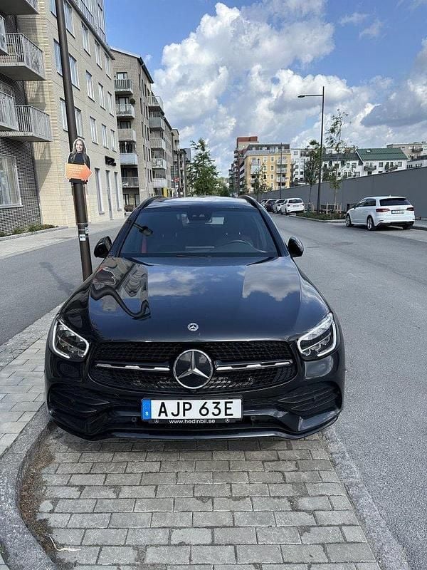 Grå Begagnad 2022 Mercedes GLC300e AMG line SUV | 465 000 kr (Marknadspris) - Bild 1/4