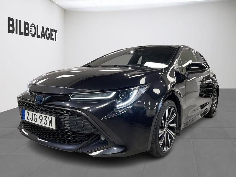 Svart Begagnad 2021 Toyota Corolla Hybrid Halvkombi | 229 500 kr (Marknadspris) - Bild 1/4