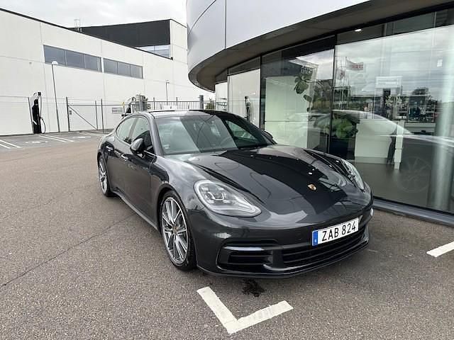 Grå Begagnad 2018 Porsche Panamera 4 Sedan | 609 000 kr (Bra pris) - Bild 1/4