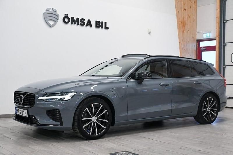 Grå Begagnad 2023 Volvo V60 Plus Kombi | 358 800 kr - Bild 1/4