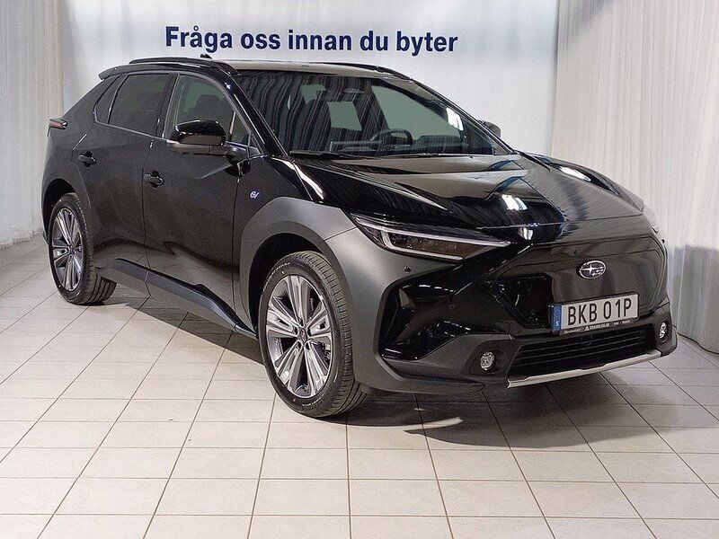 Svart (xf black mica) Begagnad 2023 Subaru Solterra SUV | 489 900 kr (Marknadspris) - Bild 1/4