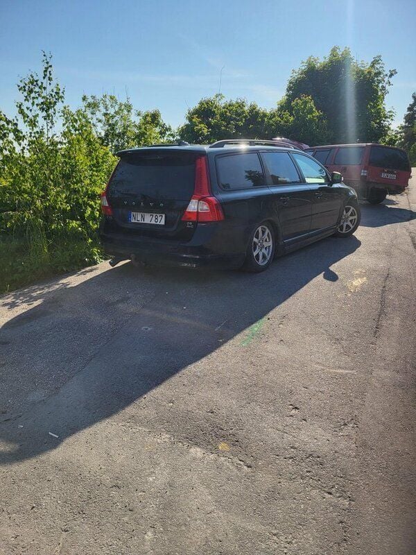 Svart Begagnad 2008 Volvo V70 Momentum Kombi | 20 000 kr - Bild 1/4