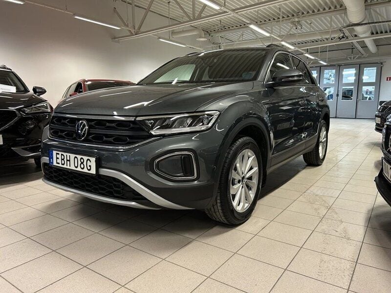 Grå (indium grey metallic) Ny 2025 VW T-Roc Life SUV | 352 200 kr (Marknadspris) - Bild 1/4