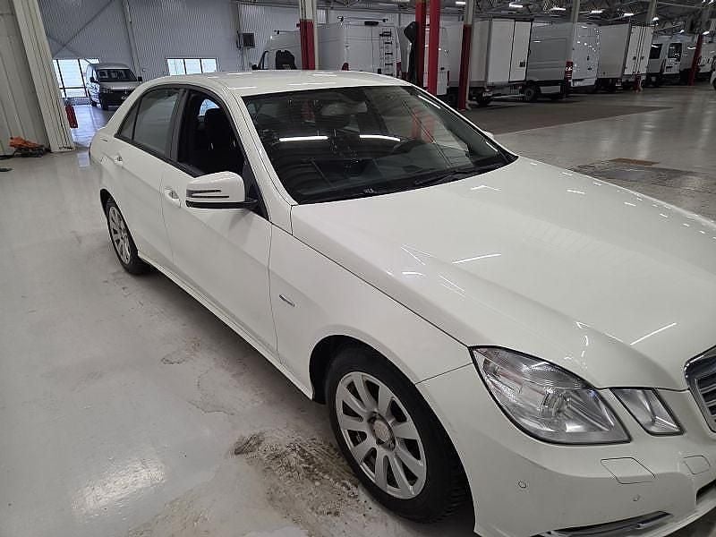 Begagnad Mercedes E200 Classic 136 HK (100 kW) 2013 Vit Sedan