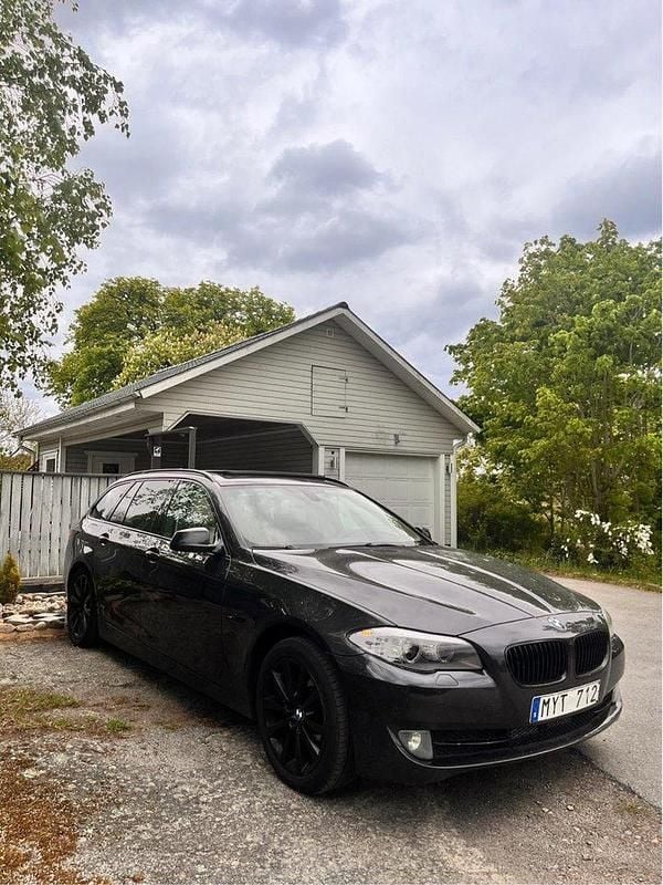 Grå Begagnad 2013 BMW 520 Kombi | 129 000 kr (Marknadspris) - Bild 1/4