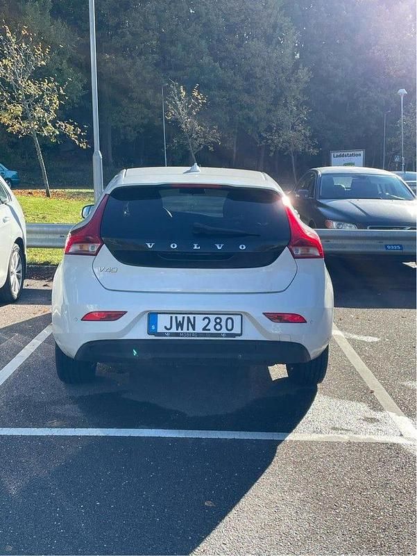 Begagnad Volvo V40 Kinetic 120 HK (88 kW) 2016 Vit Kombi