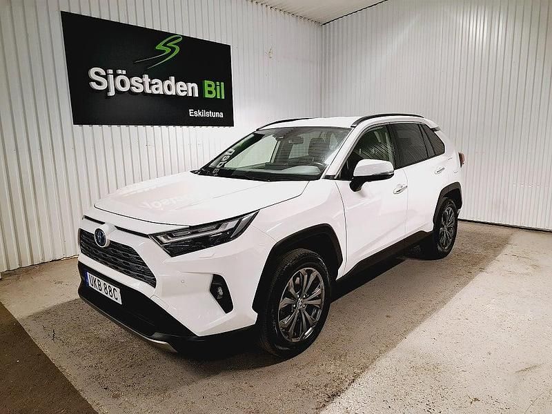 Vit Begagnad 2022 Toyota RAV4 Hybrid Executive SUV | 374 900 kr (Marknadspris) - Bild 1/4