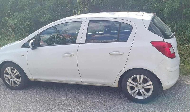 Vit Begagnad 2009 Opel Corsa Halvkombi | 25 000 kr (Bra pris) - Bild 1/4
