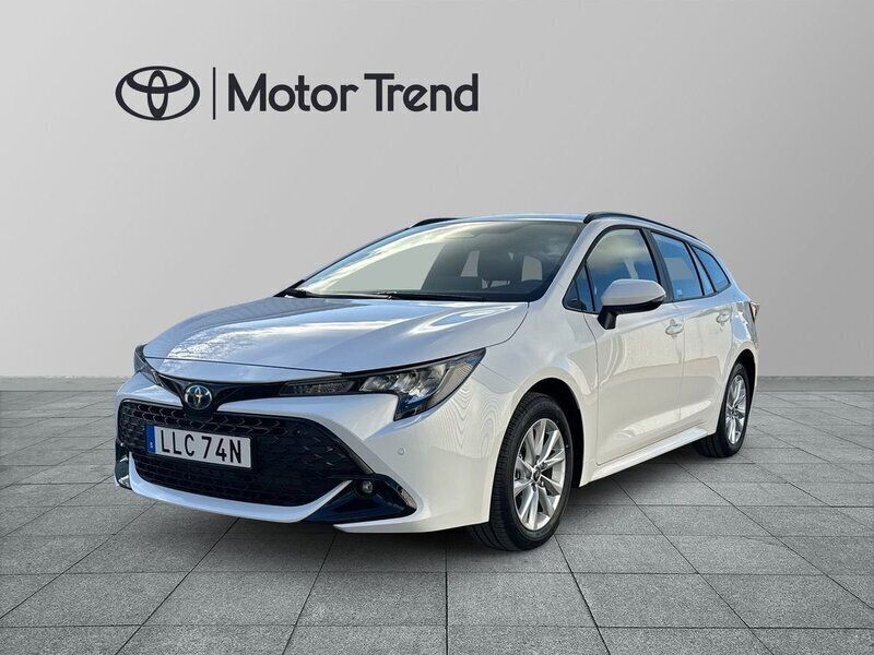 Vit Ny 2025 Toyota Corolla Active Kombi | 339 900 kr (Marknadspris) - Bild 1/4