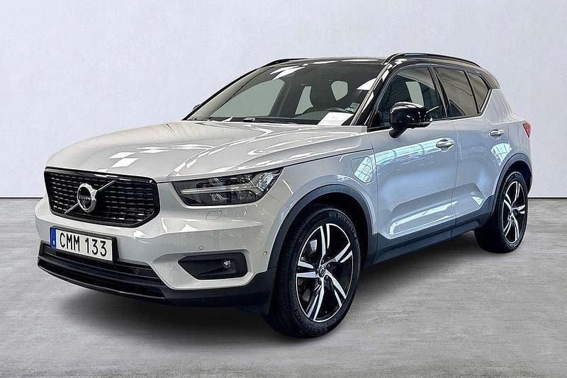 Silver Begagnad 2020 Volvo XC40 R-Design SUV | 325 000 kr (Marknadspris) - Bild 1/4