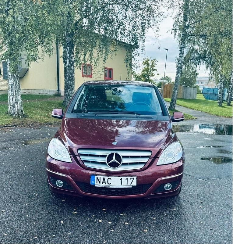 Röd Begagnad 2009 Mercedes B200 Minibuss | 45 000 kr (Bra pris) - Bild 1/4