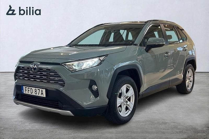 Grön Begagnad 2021 Toyota RAV4 Hybrid Active SUV | 319 900 kr (Lite dyr) - Bild 1/4